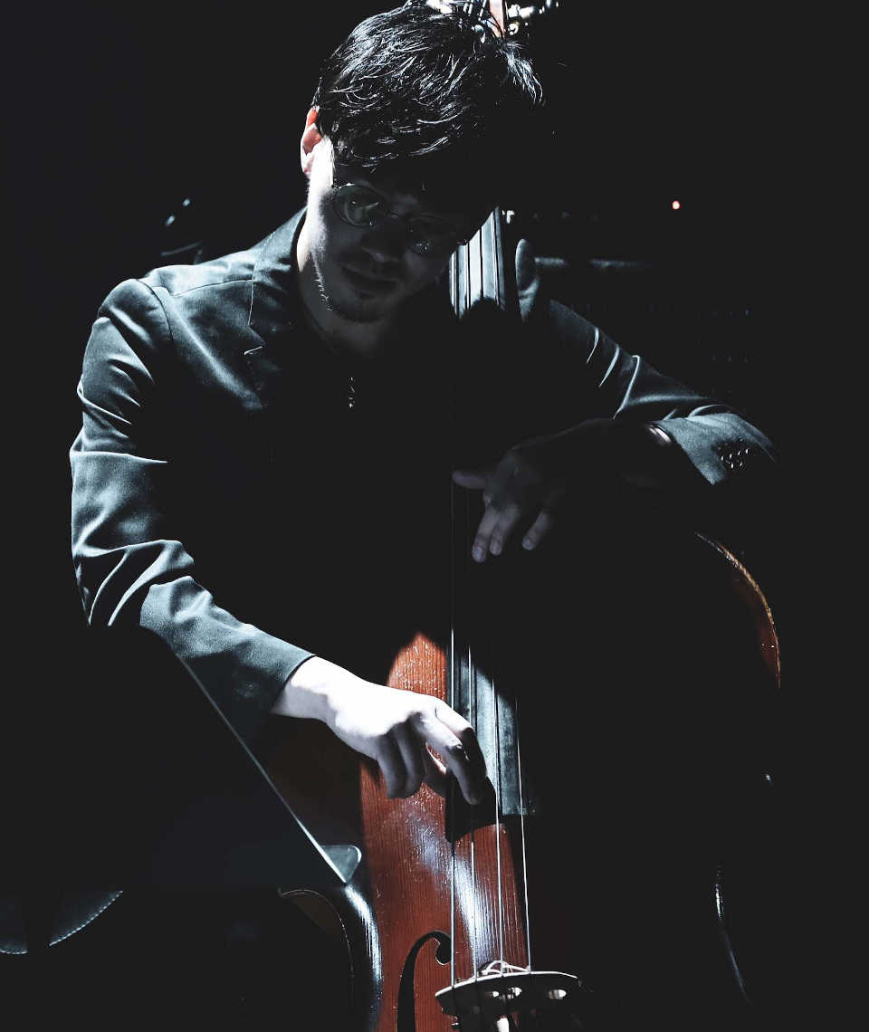 ベースを弾く坂田慶治